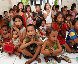 Philippines poverty children pray free meal