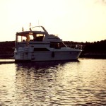 Yacht ankert in Bucht bei Sonnenuntergang