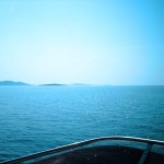 Blick von Yacht auf Adria mit Inseln am Horizont
