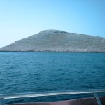 Blick von Yacht auf eine Insel in den Kornaten