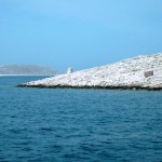 Bild von Yacht auf Insel in Kornaten mit kleiner Steinhütte